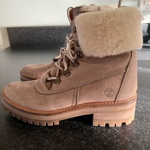 Timberland  Womens Sherpa lined boots sizes 6